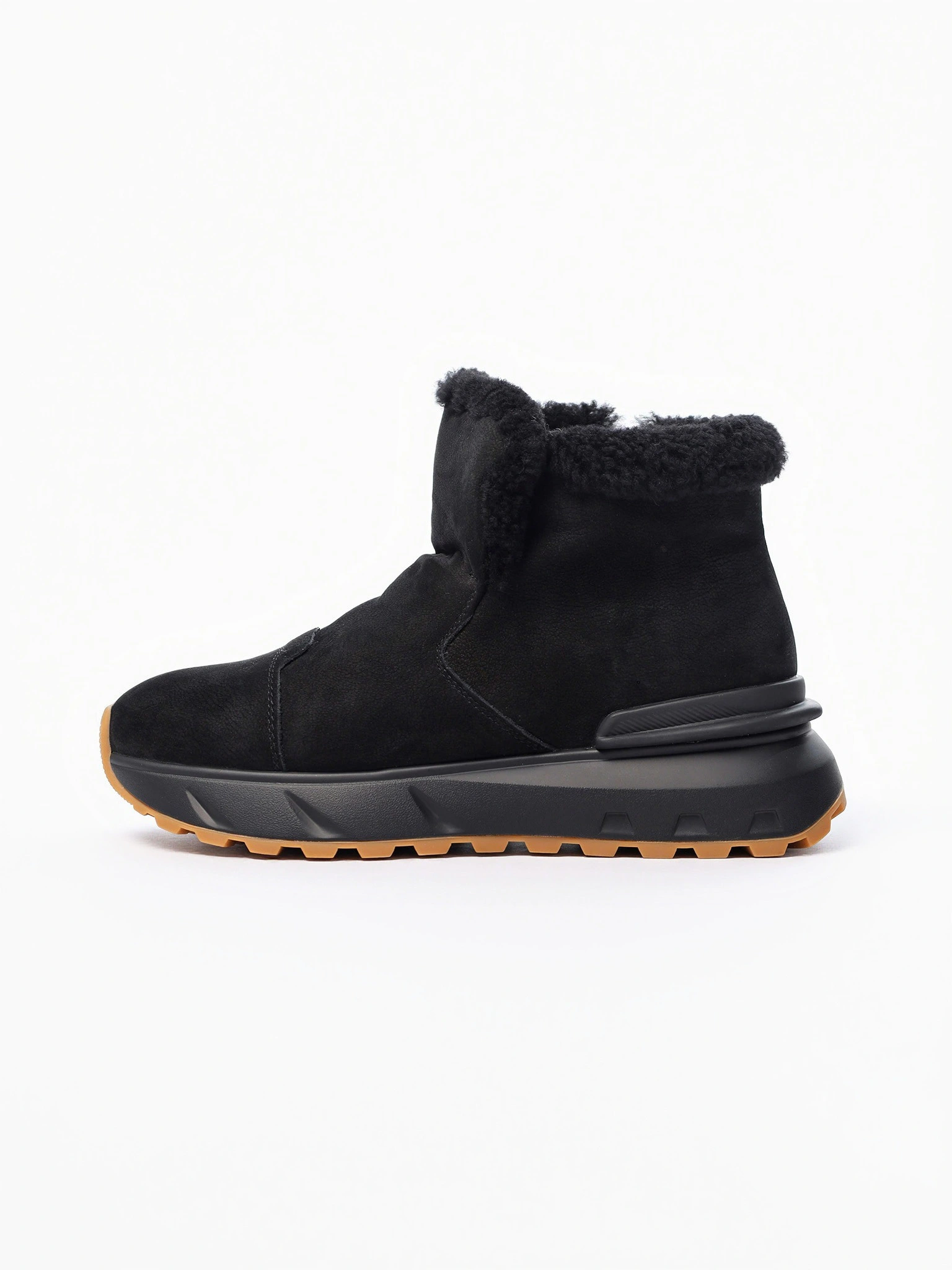 Ботинки черного цвета на рельефной подошве